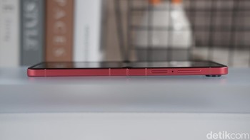 Sedangkan saat terbuka (unfolded)dimensinya 75,2 x 166,7 x 6,5 mm. Beratnya sendiri 187 gram, ini lebih ringan dari Z Flip6. Foto: Adi Fida Rahman/detikINET