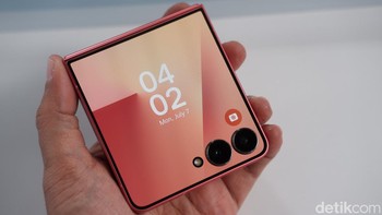 Kendati masih menggunakan panel Dynamic AMOLED 2x, layar utamanya kini menjadi 6,9 inch dengan resolusi 2184 x 1968, ukuran sebelumnya 6,7 inch dengan resolusi 2640x1080 pixel. Foto: Adi Fida Rahman/detikINET