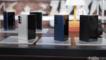 Samsung Galaxy Z Fold7 tersedia dalam beberapa konfigurasi RAM dan penyimpanan, dengan harga sebagai berikut:- 12GB/256GB: Rp 28.499.000 - 12GB/512GB: Rp 31.499.000 - 16GB/1TB: Rp 34.999.000 Foto: Adi Fida Rahman/detikINET