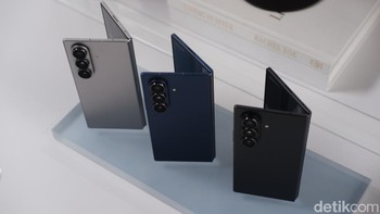 Meskipun tipis dan ringan, Galaxy Z Fold7 tetap mengedepankan durabilitas. Samsung telah melakukan peningkatan signifikan pada engsel dan layar. Armor FlexHinge kini lebih tipis dan ringan berkat desain water droplet yang disempurnakan serta struktur rel penggerak engsel baru yang mampu mengurangi creasing dan meningkatkan daya tahan dengan mendistribusikan tekanan secara merata. Foto: Adi Fida Rahman/detikINET