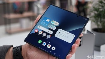 Saat dibuka, Galaxy Z Fold7 bertransformasi menjadi lebih dari sekadar smartphone. Layar utama Dynamic AMOLED 2x 8 inci yang kini 11% lebih besar dibanding generasi terdahulu, memperluas kemungkinan pengguna untuk mengedit, multitasking, menikmati pengalaman menonton yang immersive, dan memaksimalkan manfaat dari Galaxy AI. Layar lapang ini menawarkan kontras yang nyata, warna yang pekat, dan detail yang menakjubkan. Foto: Adi Fida Rahman/detikINET