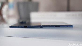 Ketika dibuka ketebalannya 4,2 mm, menjadikannya yang paling tipis di lini Z Fold. Foto: Adi Fida Rahman/detikINET