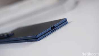 Samsung Galaxy Z Fold7 dirancang ulang untuk menawarkan kenyamanan maksimal. Dengan bobot hanya 215 gram, perangkat ini bahkan lebih ringan dari Galaxy S25 Ultra, memberikan portabilitas yang tak tertandingi. Dari segi ketebalan, Galaxy Z Fold7 hanya setebal 8,9 mm saat dilipat. Foto: Adi Fida Rahman/detikINET