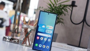 Proteksi layar luar dipercayakan pada Corning Gorilla Glass Ceramic 2, material glass ceramic terbaru yang memberikan perlindungan luar biasa terhadap retak. Sementara itu, Advanced Armor Aluminum pada rangka dan selubung engsel meningkatkan kekuatan dan kekokohan perangkat hingga 10% Foto: Adi Fida Rahman/detikINET