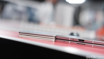 Ketebalan saat dilipat setara 9 kartu ATM dan kredit. Foto: Adi Fida Rahman/detikINET