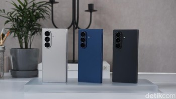 Galaxy Z Fold7 hadir dalam balutan Silver Shadow, Blue Shadow, dan Jetblack. Foto: Adi Fida Rahman/detikINET