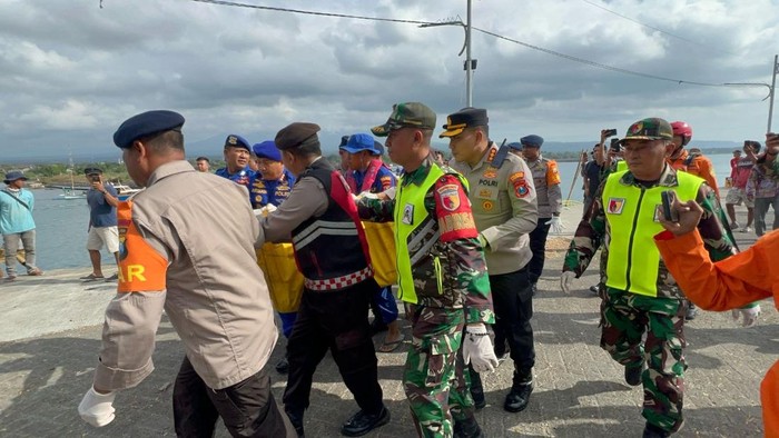 Evakuasi jenazah diduga korban KMP Tunu Pratama Jaya yang ditemukan nelayan