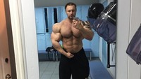 Tubuh Tkachuk membesar sampai mirip Hulk karena suntikan bahan kimia synthol ke tubuhnya, hingga membuat ototnya sangat besar. (Foto: Instagram/tkachyk_1990)
