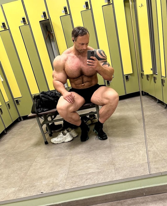 Foto binaragawan Nikita Tkachuk yang dijuluki 'Hulk' meninggal setelah menyuntik dirinya sendiri dengan pembesar otot.