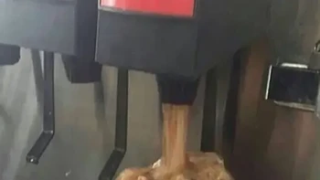 Kenapa pakai cone es krim untuk menampung soda? Foto: buzzfeed