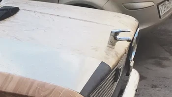 Buat apa ada keran air di kap mobil? Foto: buzzfeed