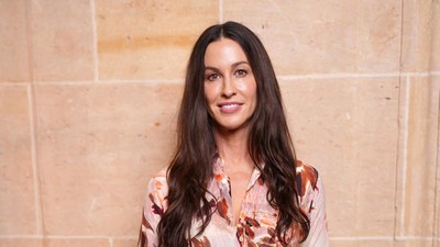 Foto: Alanis Morissette Eksis di Peragaan Celine, Awet Muda di Usia 51