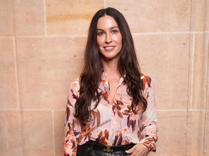 Foto: Alanis Morissette Eksis di Peragaan Celine, Awet Muda di Usia 51
