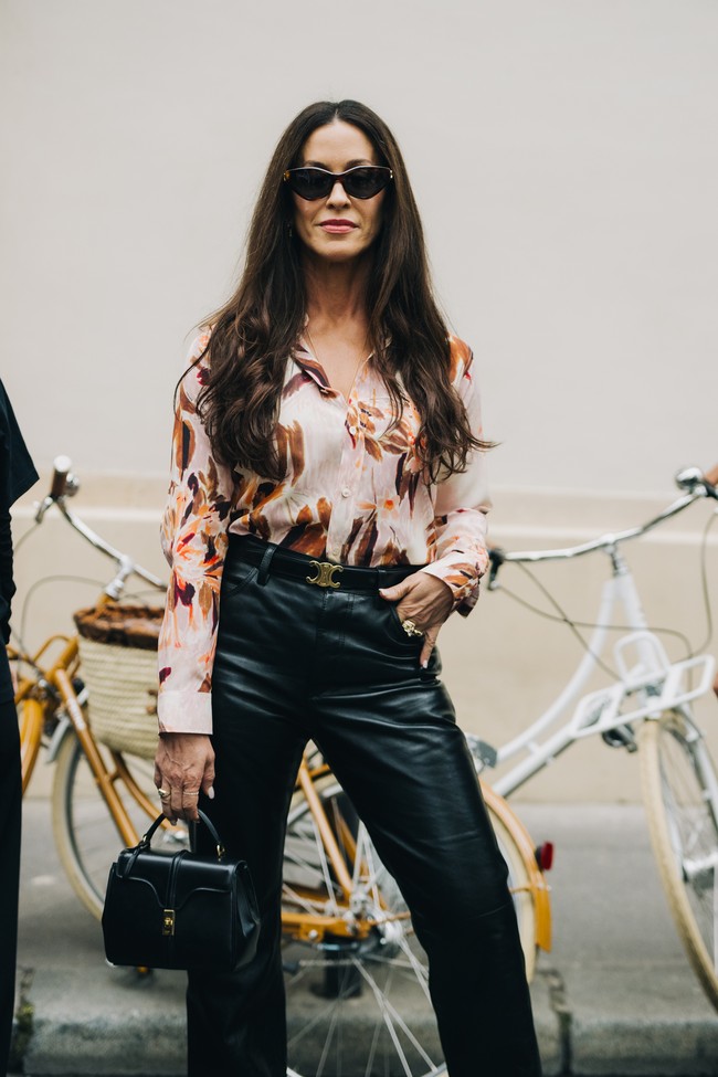 Alanis Morissette menjadi satu di antara wajah tenar yang menghiasi front row Celine Spring 2026 di Paris, Prancis, pada Minggu (6/7/2025). Peragaan tersebut sekaligus menandai debut desainer Amerika Serikat (AS) Michael Rider sebagai direktur kreatif Celine. (Foto: Dok. Celine)
