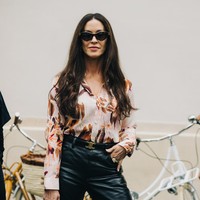 Alanis Morissette menjadi satu di antara wajah tenar yang menghiasi front row Celine Spring 2026 di Paris, Prancis, pada Minggu (6/7/2025). Peragaan tersebut sekaligus menandai debut desainer Amerika Serikat (AS) Michael Rider sebagai direktur kreatif Celine. (Foto: Dok. Celine)