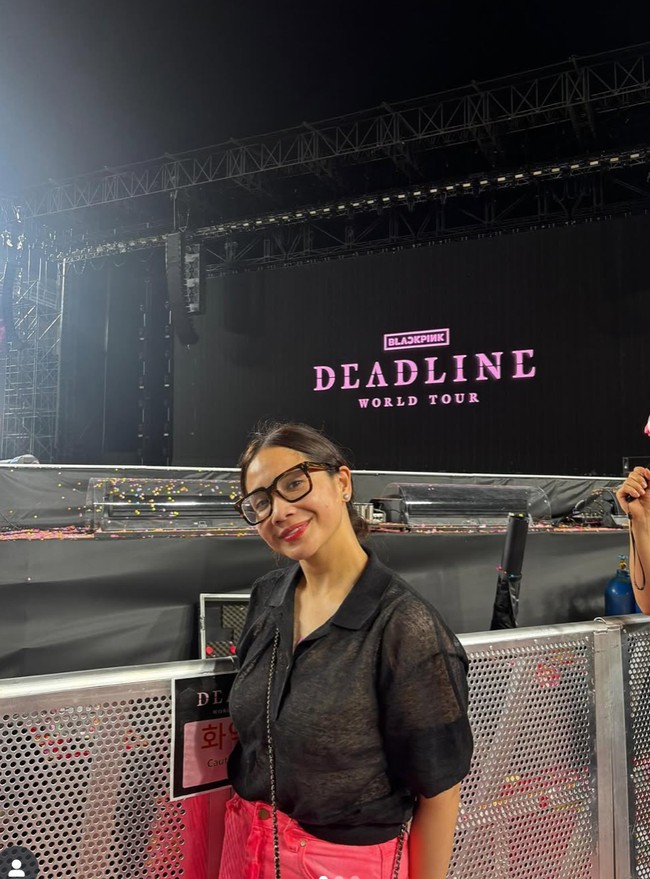 Nagita Slavina tampaknya baru saja menonton konser Blackpink yang digelar di Stadion Goyang, Korea Selatan. Hadiri konser bertajuk Deadline World Tour, Nagita tampil simpel padukan blouse berkerah warna hitam dengan celana pink. Foto: Instagram
