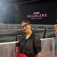 Nagita Slavina tampaknya baru saja menonton konser Blackpink yang digelar di Stadion Goyang, Korea Selatan. Hadiri konser bertajuk Deadline World Tour, Nagita tampil simpel padukan blouse berkerah warna hitam dengan celana pink. Foto: Instagram