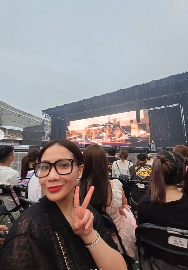 Terlihat santai, istri Raffi Ahmad itu juga tampil natural dengan pulasan makeup minimalis. Rambutnya terikat rapi ke belakang. Foto: Instagram