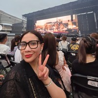 Terlihat santai, istri Raffi Ahmad itu juga tampil natural dengan pulasan makeup minimalis. Rambutnya terikat rapi ke belakang. Foto: Instagram