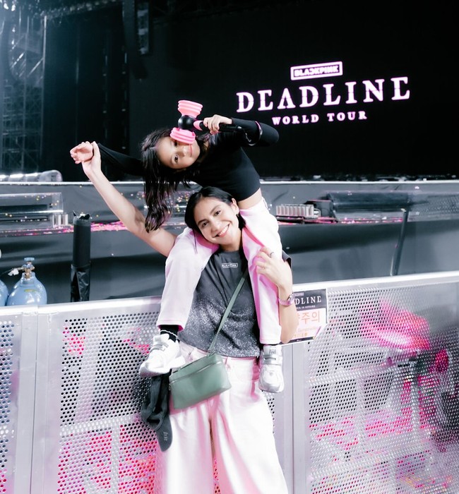 Adik Nagita, Caca Tengker juga ikut menonton bersama. Caca mengajak serta putrinya. Keduanya juga tampil kompak kenakan busana simpel bernuansa hitam-pink. Foto: Instagram