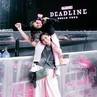 Adik Nagita, Caca Tengker juga ikut menonton bersama. Caca mengajak serta putrinya. Keduanya juga tampil kompak kenakan busana simpel bernuansa hitam-pink. Foto: Instagram