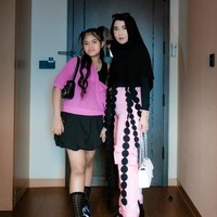 Shandy Purnamasari tak ketinggalan ikut menonton konser bersama putrinya. Shandy memilih memadukan atasan lengan panjang dan hijab hiitam dengan celana panjang kargo warna pink. Foto: Instagram