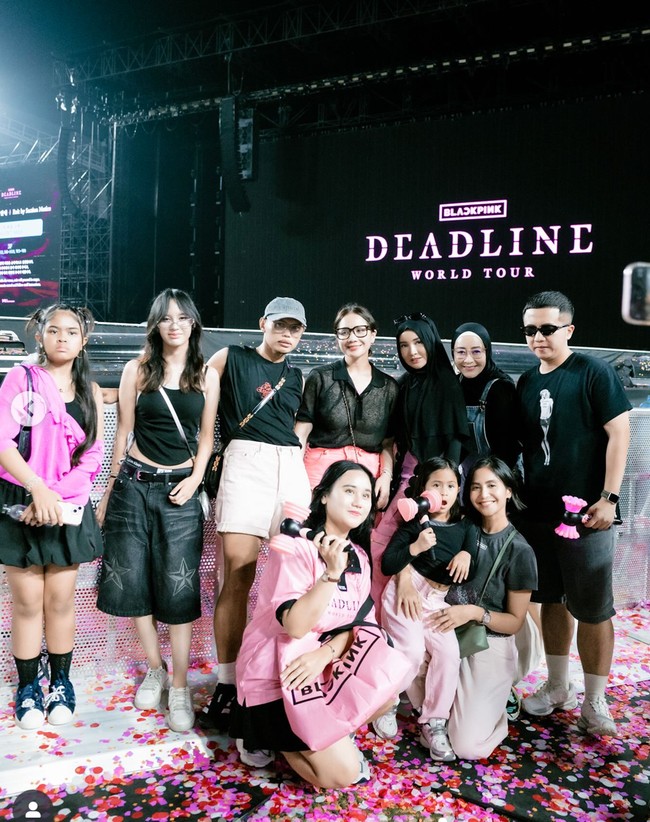 Nagita Slavina, Caca Tengker, dan Shandy Purnamasari rupanya menonton konser bersama dengan para sahabat-sahabat mereka. Terlihat Nagita dan para rekannya yang mengenakan pakaian simpel dan santai. Foto: Instagram