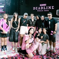 Nagita Slavina, Caca Tengker, dan Shandy Purnamasari rupanya menonton konser bersama dengan para sahabat-sahabat mereka. Terlihat Nagita dan para rekannya yang mengenakan pakaian simpel dan santai. Foto: Instagram