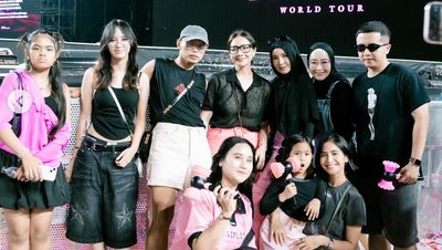 7 Gaya Simpel Nagita Slavina - Hanggini Nonton Konser Blackpink di Korea