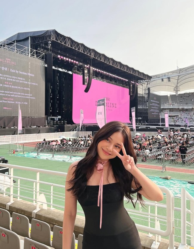 Melengkapi penampilannya, Hanggini memberikan sentuhan warna pink pada kalung choker tali yang dikenakannya. Sementara rambut panjangnya dibiarkan terurai. Foto: Instagram