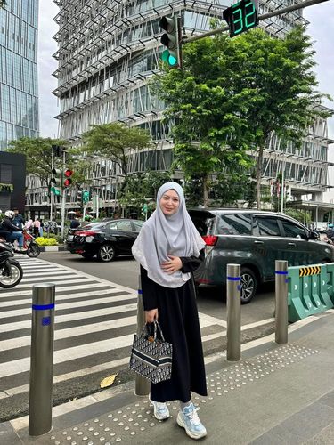 Gaya Ayana Moon pakai gamis.