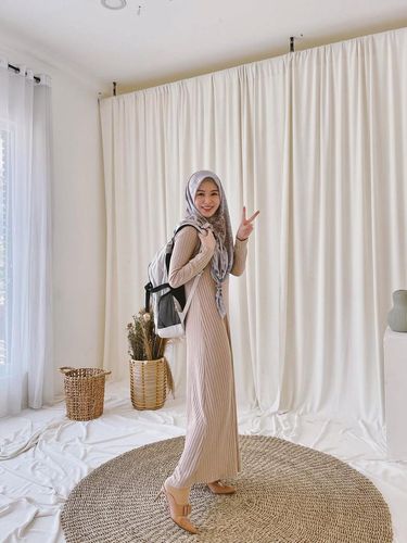 Gaya Ayana Moon pakai gamis.