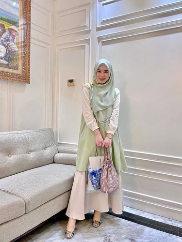 Gaya Ayana Moon pakai gamis.