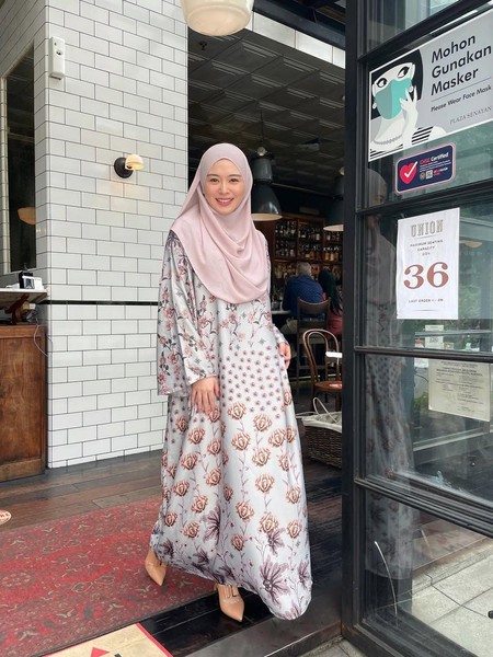 8 Model Gamis Terbaru 2025 Simpel Elegan ala Ayana Moon, Bikin Awet Muda 8 Model Gamis Terbaru 2025 Simpel Elegan ala Ayana Moon, Bikin Awet Muda