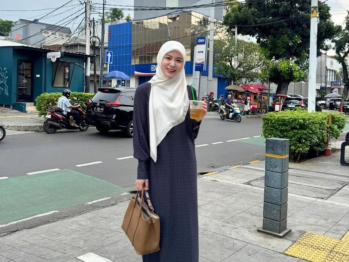 Gaya Ayana Moon pakai gamis. Gaya Ayana Moon pakai gamis.