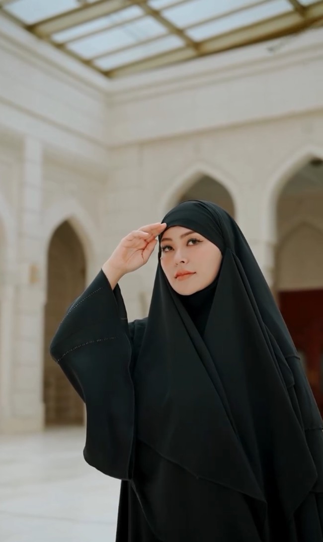 Rae Lil Black mencuri atensi usai muncul dalam podcast bersama Denny Sumargo pada awal Juli 2025 ini. Ia menceritakan perjalanan spiritualnya hingga mantap memeluk agama Islam. Wanita yang akrab disapa Rae itu mengaku sudah tidak aktif di industri film dewasa. Foto: Dok. Instagram @raelilblack.