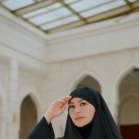 Rae Lil Black mencuri atensi usai muncul dalam podcast bersama Denny Sumargo pada awal Juli 2025 ini. Ia menceritakan perjalanan spiritualnya hingga mantap memeluk agama Islam. Wanita yang akrab disapa Rae itu mengaku sudah tidak aktif di industri film dewasa. Foto: Dok. Instagram @raelilblack.