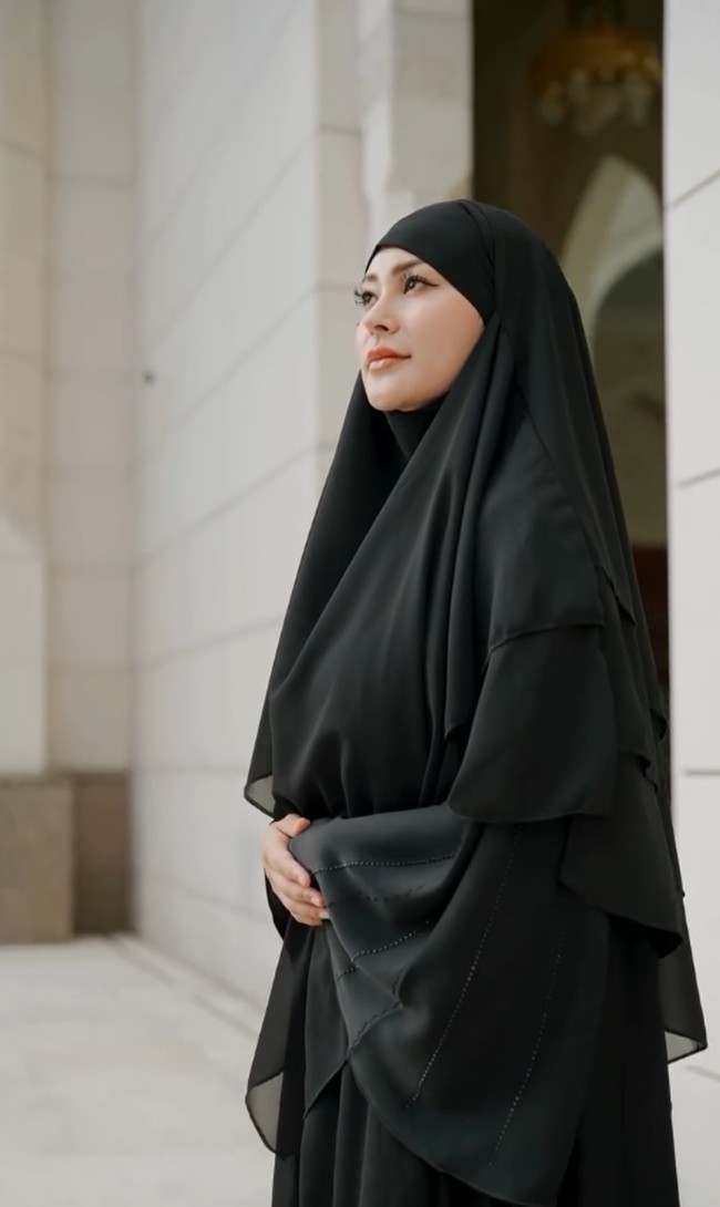 Setelah memutuskan menjadi mualaf, Rae berganti nama menjadi Nuray Istiqbal. Namun, ia masih menggunakan nama Rae Lil Black di sejumlah sosial medianya agar orang-orang tahu bahwa dirinya sudah menjadi muslim. Foto: Dok. Instagram @raelilblack.