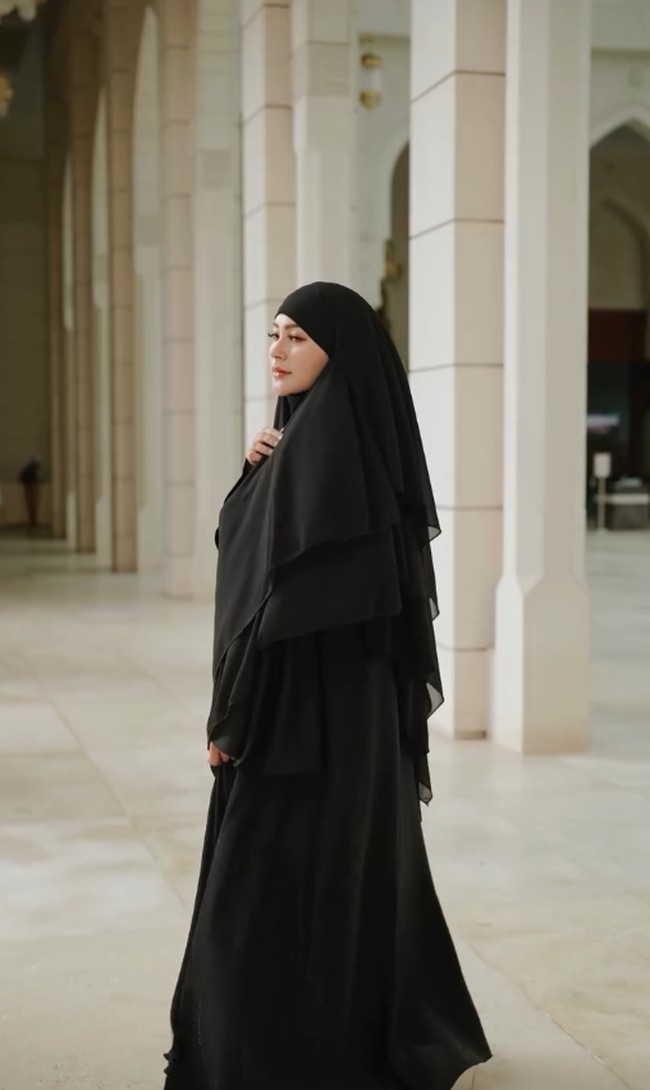 Wanita yang memiliki 2,3 juta pengikut di Instagram ini mengungkapkan perjalanannya hijrahnya. Aku dulu nggak terlalu religius, aku belajar banyak tapi aku nggak terlalu percaya sama sesuatu yang spesifik. Aku percaya ada kekuatan besar, tapi aku nggak percaya secara khusus sama sesuatu yang spesifik, kata Rae. Foto: Dok. Instagram @raelilblack.