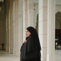 Wanita yang memiliki 2,3 juta pengikut di Instagram ini mengungkapkan perjalanannya hijrahnya. Aku dulu nggak terlalu religius, aku belajar banyak tapi aku nggak terlalu percaya sama sesuatu yang spesifik. Aku percaya ada kekuatan besar, tapi aku nggak percaya secara khusus sama sesuatu yang spesifik, kata Rae. Foto: Dok. Instagram @raelilblack.