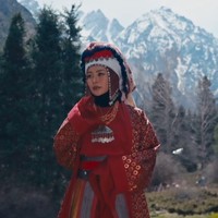 Wanita yang tinggal dan lahir di Jepang hingga umur 24 tahun itu memutuskan untuk pindah ke Thailand. Sesampainya di Thailand, ia lalu berkunjung ke Malaysia karena jaraknya cukup dekat dari sana. Di Malaysia, ia bertemu beberapa muslim dan berteman dengan mereka. Foto: Dok. Instagram @raelilblack.