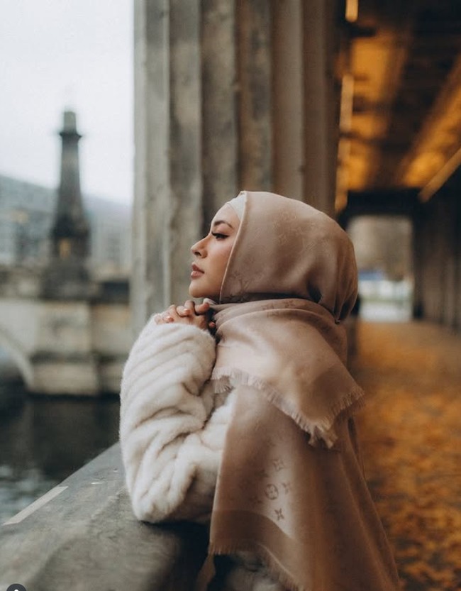 Ia mengungkapkan ingin menjadi teman yang baik bagi teman muslimnya. Oleh karena itu Nuray berusaha memahami agama Islam. Jadi saya mulai belajar (tentang Islam), pada saat itu saya belum berpikir akan menjadi muslim, katanya. Foto: Dok. Instagram @raelilblack.