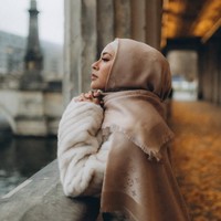 Ia mengungkapkan ingin menjadi teman yang baik bagi teman muslimnya. Oleh karena itu Nuray berusaha memahami agama Islam. Jadi saya mulai belajar (tentang Islam), pada saat itu saya belum berpikir akan menjadi muslim, katanya. Foto: Dok. Instagram @raelilblack.