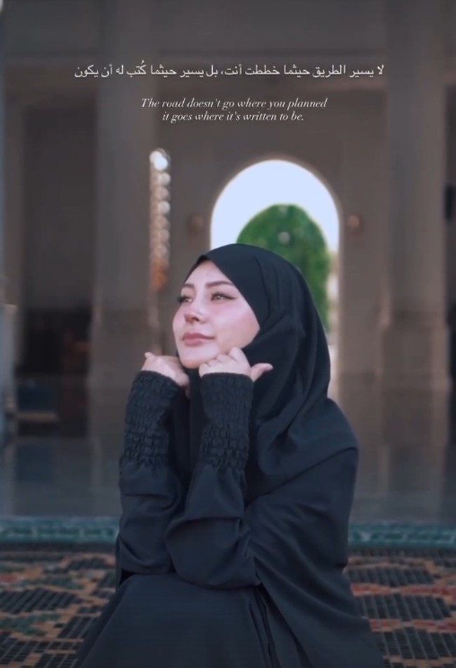 Nuray kini konsisten membagikan kegiatannya di akun Instagramnya @raelilblack. Seperti menjadi narasumber di berbagai acara untuk membagikan kisah hijrahnya. Foto: Dok. Instagram @raelilblack.