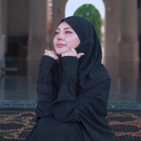 Nuray kini konsisten membagikan kegiatannya di akun Instagramnya @raelilblack. Seperti menjadi narasumber di berbagai acara untuk membagikan kisah hijrahnya. Foto: Dok. Instagram @raelilblack.