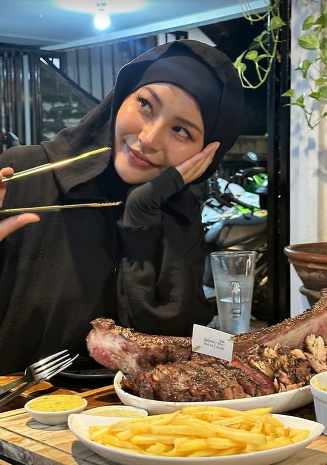 Nuray mulai memikirkan untuk berhenti menjadi bintang film dewasa yang sudah ia jalani selama enam hingga tujun tahun setelah liburan ke Malaysia. Semua tentang waktu. Sampai pada waktunya saya memikirkan untuk berhenti. Saya menjadi bintang film dewasa selama 6-7 tahun, tetapi 2-3 tahun belakangan ini saya sudah tidak terlalu aktif. Mungkin hanya 2-5 video per tahun yang saya unggah, kata Rae dalam wawancara bersama Sugimoto dikutip dari akun YouTubenya. Foto: Dok. Instagram @raelilblack.