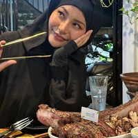 Nuray mulai memikirkan untuk berhenti menjadi bintang film dewasa yang sudah ia jalani selama enam hingga tujun tahun setelah liburan ke Malaysia. Semua tentang waktu. Sampai pada waktunya saya memikirkan untuk berhenti. Saya menjadi bintang film dewasa selama 6-7 tahun, tetapi 2-3 tahun belakangan ini saya sudah tidak terlalu aktif. Mungkin hanya 2-5 video per tahun yang saya unggah, kata Rae dalam wawancara bersama Sugimoto dikutip dari akun YouTubenya. Foto: Dok. Instagram @raelilblack.