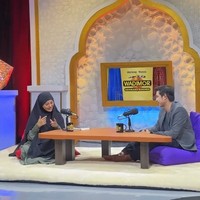Nuray juga menyebut bahwa Al Quran menjadi kitab penting yang harus ia baca untuk mempelajari Islam. Bagi saya Al-Quran adalah buku yang memiliki semua jawaban untuk kehidupanmu, katanya. Foto: Dok. Instagram @raelilblack.