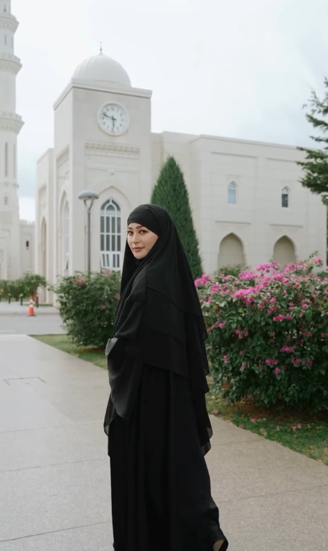 Nuray mengungkapkan sudah tinggal di Bangkok selama dua tahun. Ia menyukai cuaca dan suasana ketika tinggal di Bangkok. Sebelumnya, ia pernah tinggal di Eropa. Ia mengaku kedua orang tuanya masih tinggal di Osaka, Jepang. Foto: Dok. Instagram @raelilblack.