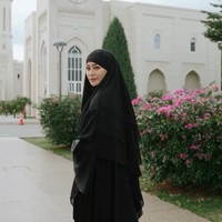 Nuray mengungkapkan sudah tinggal di Bangkok selama dua tahun. Ia menyukai cuaca dan suasana ketika tinggal di Bangkok. Sebelumnya, ia pernah tinggal di Eropa. Ia mengaku kedua orang tuanya masih tinggal di Osaka, Jepang. Foto: Dok. Instagram @raelilblack.